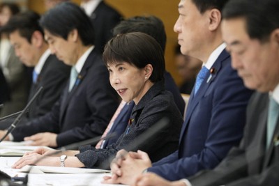 中東情勢への対応を議論する閣僚会議で発言する高市首相（手前から3人目）＝首相官邸で2026年4月30日午後、共同