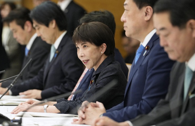 中東情勢への対応を議論する閣僚会議で発言する高市首相（手前から3人目）＝首相官邸で2026年4月30日午後、共同