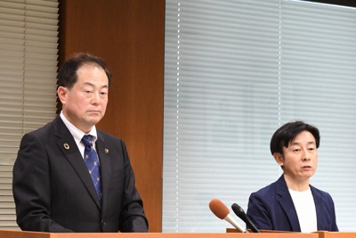 記者会見に臨む松山市の野志克仁市長（左）とサイボウズの青野慶久社長＝松山市で2026年4月30日午後1時2分、目野創撮影