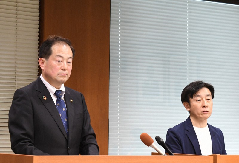 記者会見に臨む松山市の野志克仁市長（左）とサイボウズの青野慶久社長＝松山市で2026年4月30日午後1時2分、目野創撮影
