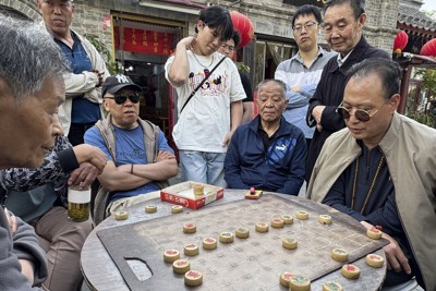 路上で中国将棋（シャンチー）をする人たち＝4月、北京（共同）