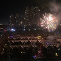 春節の風習として住宅街で打ち上げられた花火＝中国黒竜江省ハルビン市で2023年1月22日午後11時14分、岡崎英遠撮影