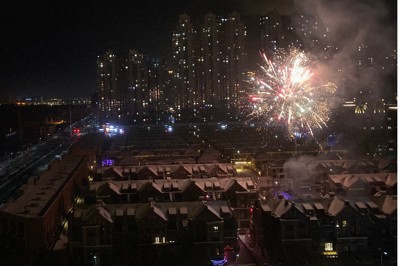 春節の風習として住宅街で打ち上げられた花火＝中国黒竜江省ハルビン市で2023年1月22日午後11時14分、岡崎英遠撮影