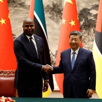 アフリカ南東部のモザンビーク大統領と握手する習近平国家主席（右）＝北京市で2026年4月21日、ロイター