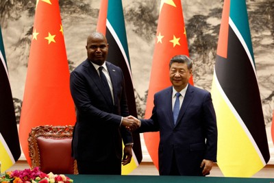 アフリカ南東部のモザンビーク大統領と握手する習近平国家主席（右）＝北京市で2026年4月21日、ロイター
