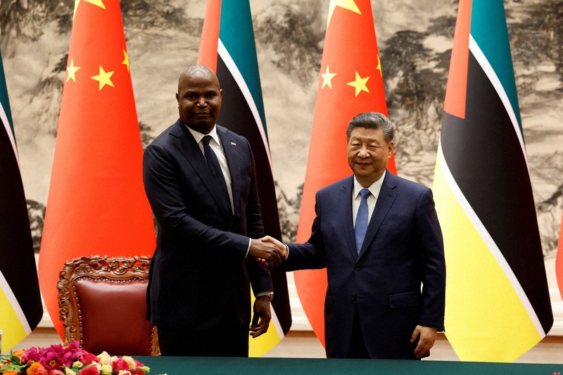アフリカ南東部のモザンビーク大統領と握手する習近平国家主席（右）＝北京市で2026年4月21日、ロイター