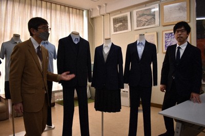 新しい制服を紹介する宇都宮東高付属中の教諭ら＝宇都宮市石井町の宇都宮東高で2026年3月30日、藤田祐子撮影