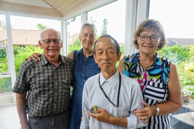 デンマークに留学していた頃の平井明樹夫さん（右から2人目）。食事会に招かれたり、海でボート遊びをしたりして現地の人と親交を深めたという＝本人提供
