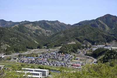 大規模な山林火災による避難指示の大半が解除されてから一夜明けた岩手県大槌町＝30日午前（共同）