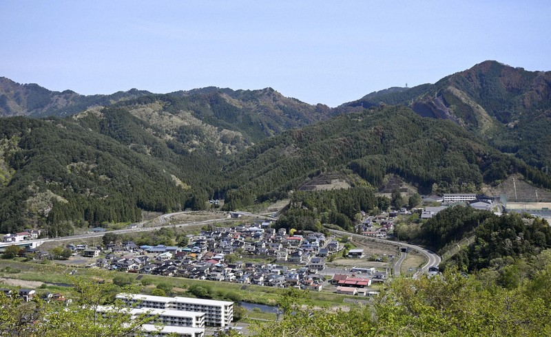 大規模な山林火災による避難指示の大半が解除されてから一夜明けた岩手県大槌町＝30日午前（共同）