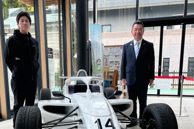 鹿沼市がふるさと納税の返礼品に採用したフォーミュラカーを紹介する松井正一市長（右）とイケヤフォーミュラの池谷翔太常務＝同市役所で2026年4月23日、松沢真美撮影