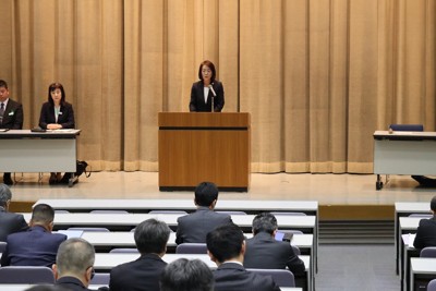臨時校長会で再発防止の徹底を求める中村千浩教育長（中央奥）＝宇都宮市瓦谷町で2026年4月30日午前9時2分、白川徹撮影