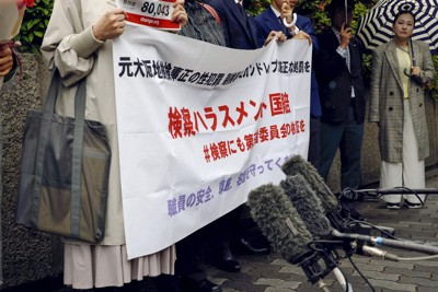 検察審査会に審査を申し立てる前に取材に応じる女性検事（左端）＝30日午前、大阪地裁前（共同）