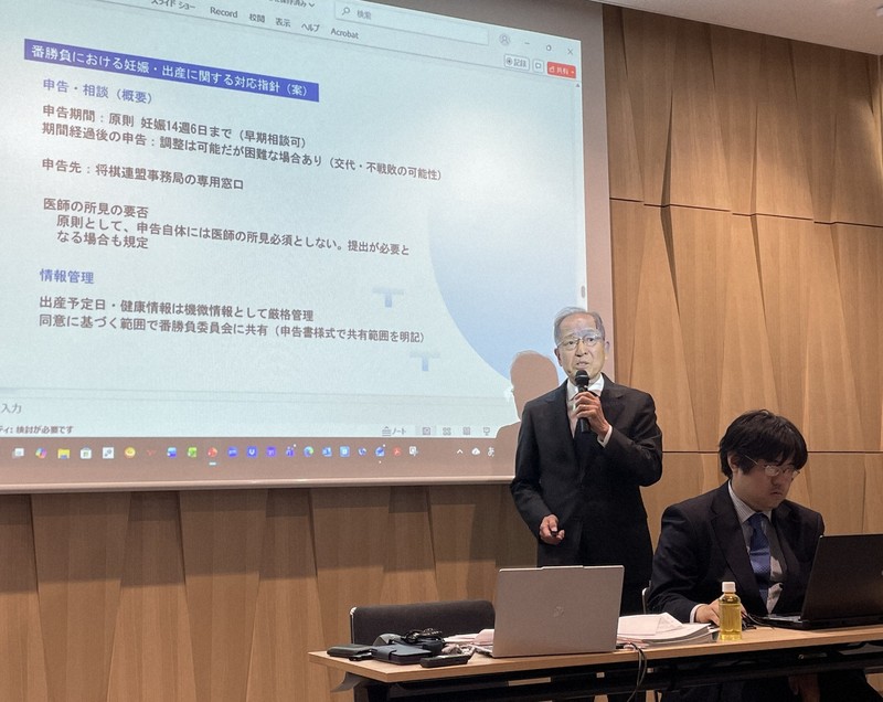 「公式戦番勝負対局規定検討委員会」の最終答申の内容を説明する伊丹俊彦委員長（左）。右は糸谷哲郎・日本将棋連盟常務理事＝東京都渋谷区の将棋会館で2026年4月30日、丸山進撮影