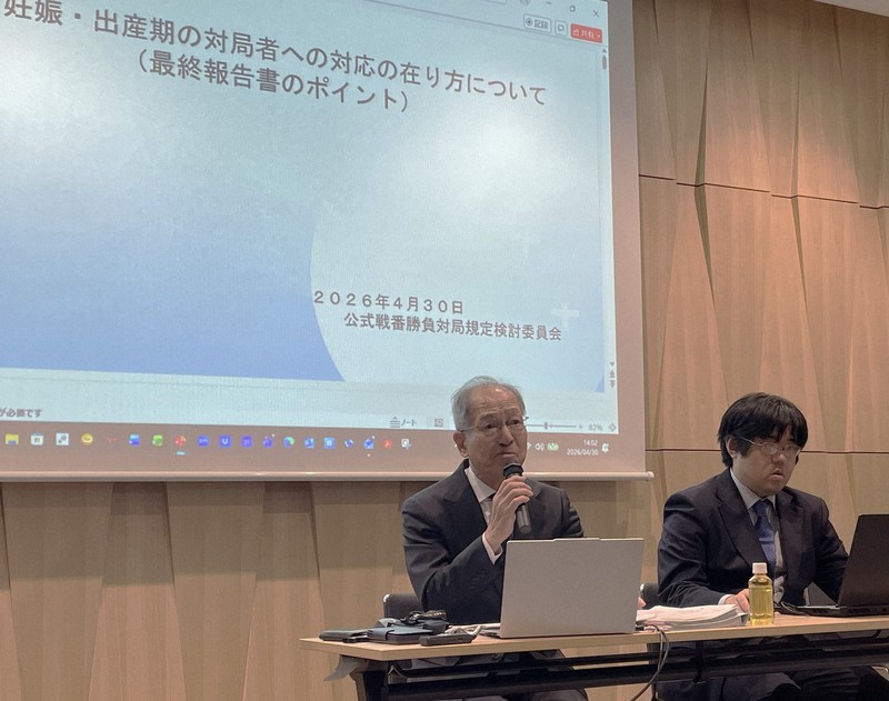 「公式戦番勝負対局規定検討委員会」の最終答申を説明する伊丹俊彦委員長（左）と糸谷哲郎・日本将棋連盟常務理事＝東京都渋谷区の将棋会館で2026年4月30日、丸山進撮影