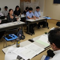 水俣病被害者団体のメンバー（手前）と意見を交わした環境省の担当者ら＝熊本県水俣市桜井町で2025年10月1日午後1時43分、中村敦茂撮影