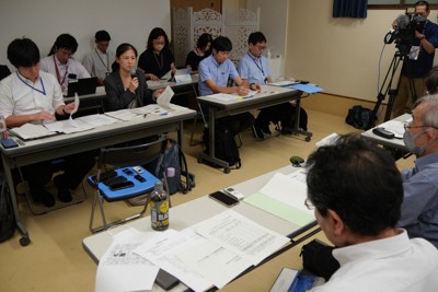 水俣病被害者団体のメンバー（手前）と意見を交わした環境省の担当者ら＝熊本県水俣市桜井町で2025年10月1日午後1時43分、中村敦茂撮影