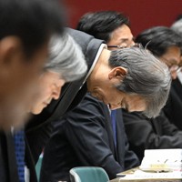 水俣病患者・被害者団体との懇談のあいさつで「マイク切り」の件をわびる石原宏高環境相（中央）＝熊本県水俣市で2026年4月30日午後4時53分、矢頭智剛撮影