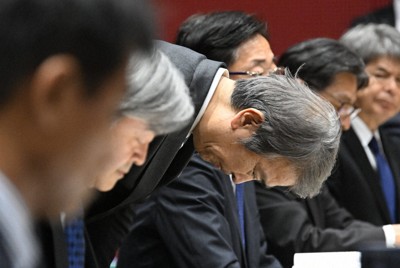 水俣病患者・被害者団体との懇談のあいさつで「マイク切り」の件をわびる石原宏高環境相（中央）＝熊本県水俣市で2026年4月30日午後4時53分、矢頭智剛撮影
