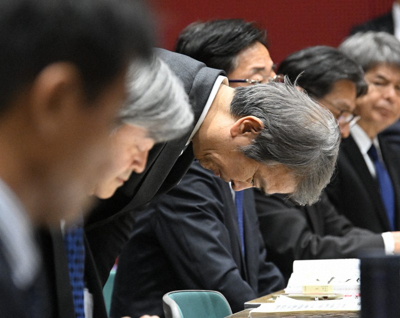水俣病患者・被害者団体との懇談のあいさつで「マイク切り」の件をわびる石原宏高環境相（中央）＝熊本県水俣市で2026年4月30日午後4時53分、矢頭智剛撮影