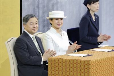 両陛下「深い反省と平和守る努力大切」　昭和100年式典で感想