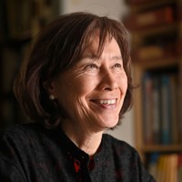 インタビューに応じるアイリーン・美緒子・スミスさん＝京都市左京区で2026年4月27日、川平愛撮影
