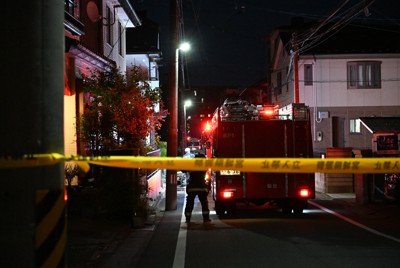 規制線が張られた火災現場付近。中には消防車が並んでいた＝仙台市若林区で2026年4月30日午後7時18分、岩田優希撮影