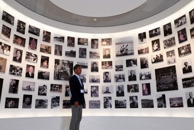 水俣病公式確認から70年。水俣病資料館の「永遠の記憶」コーナーに展示された被害者らの写真＝熊本県水俣市で2026年4月30日午前11時32分、矢頭智剛撮影
