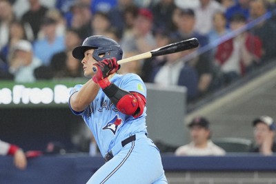 レッドソックス戦の3回、逆転の2点打を放つブルージェイズ・岡本＝トロントで（共同）