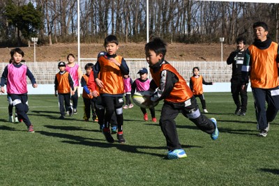 今年1月の体験会でラグビーを楽しむ子どもたち＝宇都宮市のホンダヒート・グリーンスタジアムで2026年1月25日午前10時0分、大村健一撮影