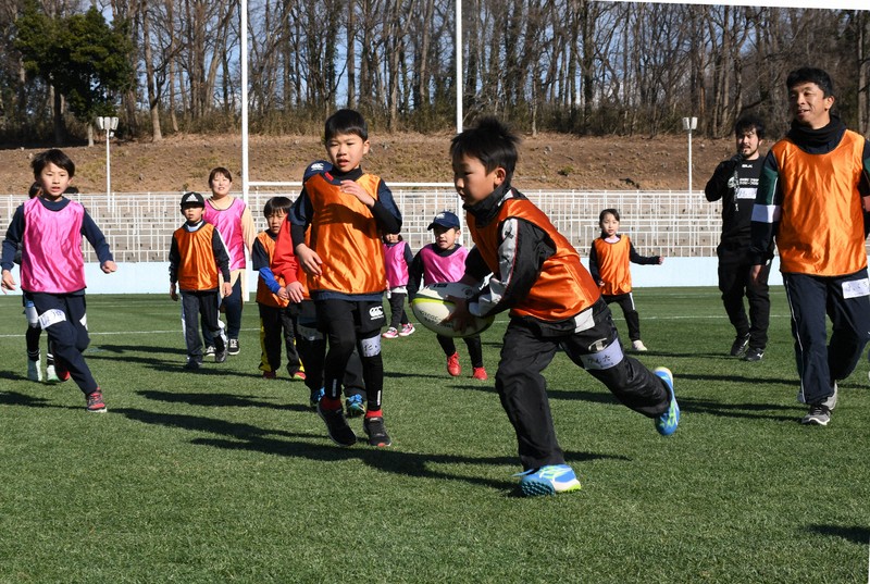 今年1月の体験会でラグビーを楽しむ子どもたち＝宇都宮市のホンダヒート・グリーンスタジアムで2026年1月25日午前10時0分、大村健一撮影