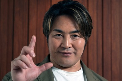 ファンにはおなじみの「逸材ポーズ」を取る新日本プロレスの棚橋弘至社長＝東京都港区で2026年4月17日、小林努撮影