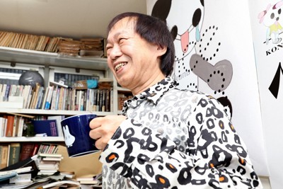 記者の質問に答えるブックデザイナーの祖父江慎さん＝東京都目黒区で2023年11月28日、玉城達郎撮影