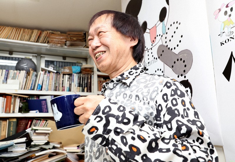 記者の質問に答えるブックデザイナーの祖父江慎さん＝東京都目黒区で2023年11月28日、玉城達郎撮影