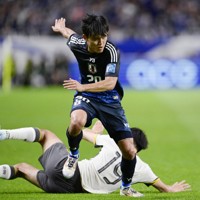 【日本－中国】前半、相手選手のタックルをかわす久保建英＝埼玉スタジアムで2024年9月5日、藤井達也撮影