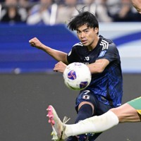 【日本－オーストラリア】前半、シュートを放つ三笘薫＝埼玉スタジアムで2024年10月15日、藤井達也撮影