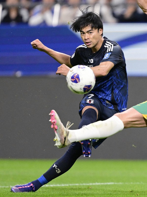 【日本－オーストラリア】前半、シュートを放つ三笘薫＝埼玉スタジアムで2024年10月15日、藤井達也撮影
