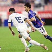 【日本－エルサルバドル】前半、ドリブルを仕掛ける三笘薫（右）＝豊田スタジアムで2023年6月15日、藤井達也撮影
