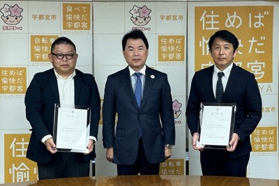 市地域活性化起業人に委嘱された菊地哲哉さん（右）と遊佐智明さん（左）＝宇都宮市役所で2026年4月27日、松沢真美撮影