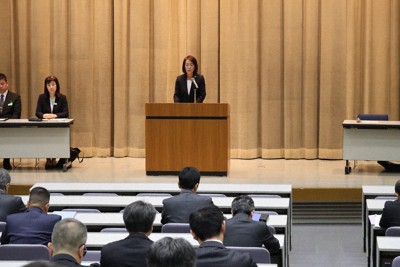 臨時校長会で再発防止の徹底を求める中村千浩教育長（中央奥）＝宇都宮市瓦谷町で2026年4月30日、白川徹撮影