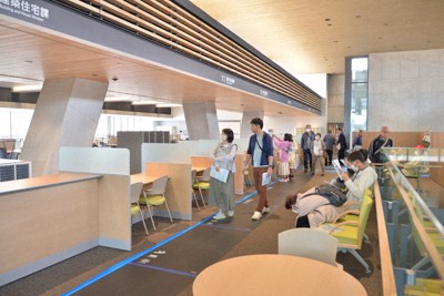 スギ材を使い、柔らかな空間とした安中市役所の新庁舎＝群馬県安中市で2026年4月25日、庄司哲也撮影