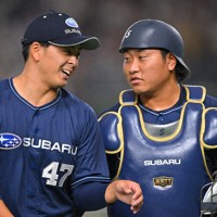 2025年の第96回都市対抗野球の準々決勝で、2番手として登板したSUBARUの三浦克暉（左）と捕手の後藤克基＝東京ドームで2025年9月6日、西夏生撮影