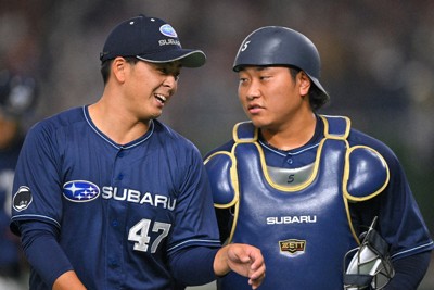 2025年の第96回都市対抗野球の準々決勝で、2番手として登板したSUBARUの三浦克暉（左）と捕手の後藤克基＝東京ドームで2025年9月6日、西夏生撮影