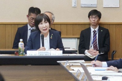 静岡県庁で開かれたリニア中央新幹線静岡工区を巡る会合で、意見を述べる島田市の染谷絹代市長＝共同