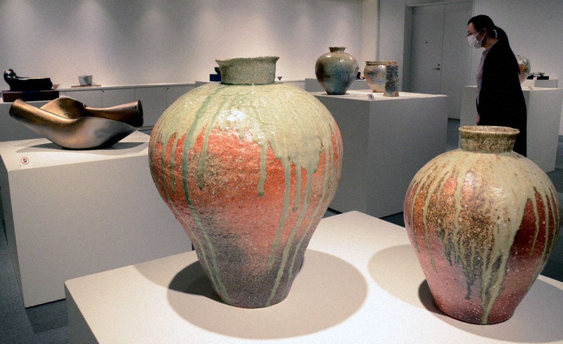信楽焼伝統工芸士17人 技光る59点 10日まで企画展 作陶実演も 甲賀