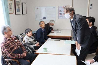 患者の支援施設「月浦ほたるの家」で胎児性患者の坂本しのぶさん（左から2人目）らと懇談に臨む石原宏高環境相（右）＝熊本市水俣市で2026年4月30日午後1時37分（代表撮影）