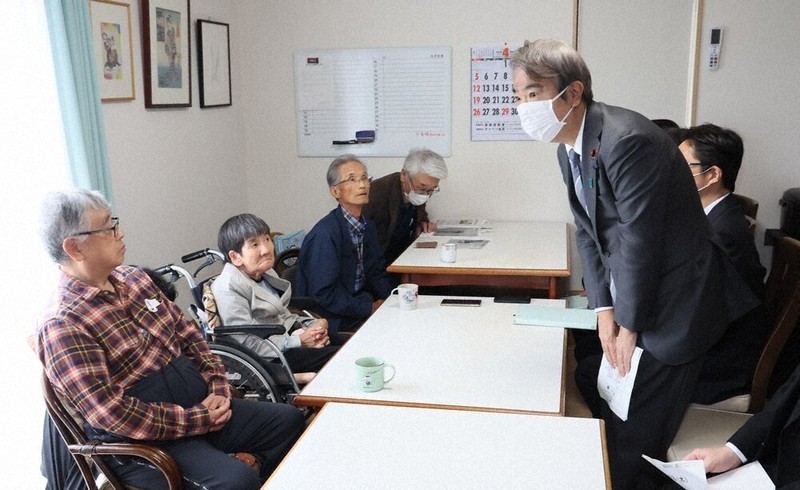 患者の支援施設「月浦ほたるの家」で胎児性患者の坂本しのぶさん（左から2人目）らと懇談に臨む石原宏高環境相（右）＝熊本市水俣市で2026年4月30日午後1時37分（代表撮影）