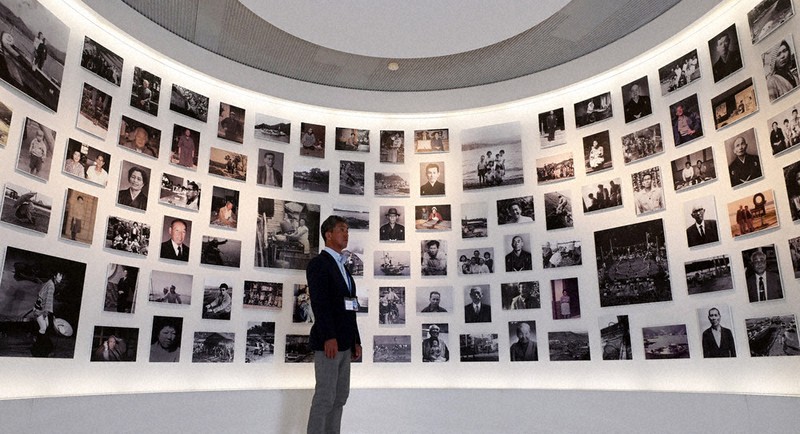 水俣病公式確認から70年。水俣病資料館の「永遠の記憶」コーナーに展示された被害者らの写真＝熊本県水俣市で30日、矢頭智剛撮影