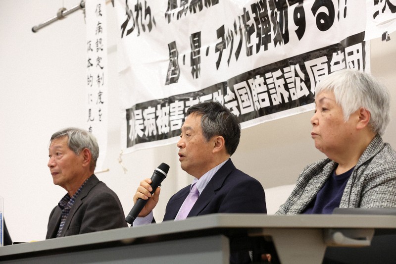 患者認定を求めた訴訟の控訴審判決で、訴えが棄却され厳しい表情で記者会見に臨む原告の（右から）西純代さん、緒方博文さん、原告団長の佐藤英樹さん＝福岡市中央区で2026年4月23日午後3時40分、金澤稔撮影