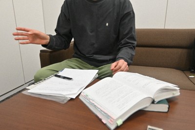 愛知県内の自治体でケースワーカーとして働く男性は業務での苦悩について語ってくれた＝渋谷雅也撮影